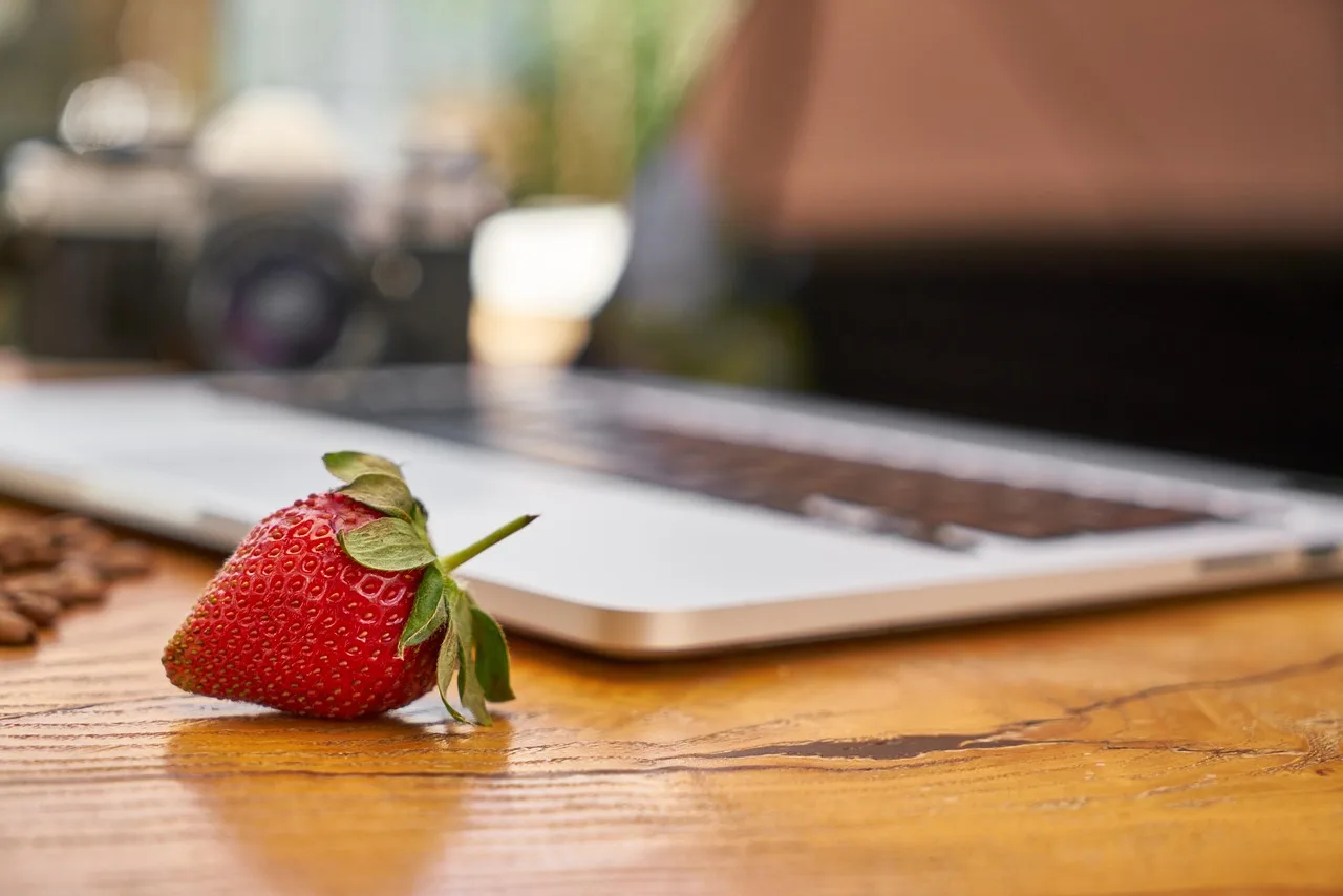 strawberry, laptop, table, fruit, food, design, art, creative, blogger, author, media, break, house, computer, fresh, relaxation, refreshing, study, caffeine, morning, blogger, blogger, blogger, blogger, blogger