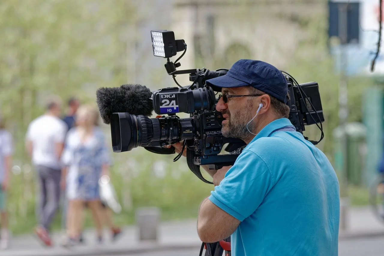 man, staff, employee, glasses, head, filming, professional, outdoors, people, job