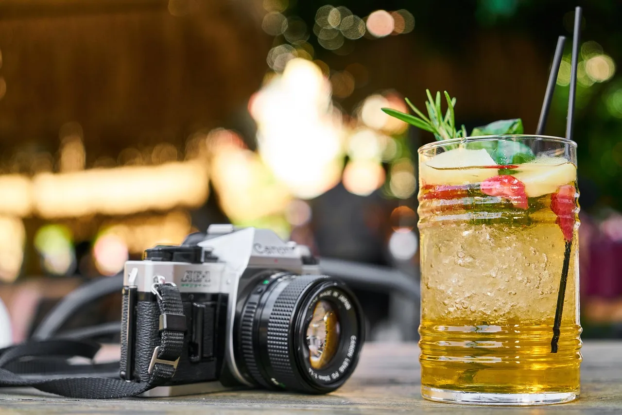 photographer, camera, machine, photograph, photography, retro, lens, technology, digital, equipment, professional, aperture, shot, drink, break, registration, alcohol, bar, cafe